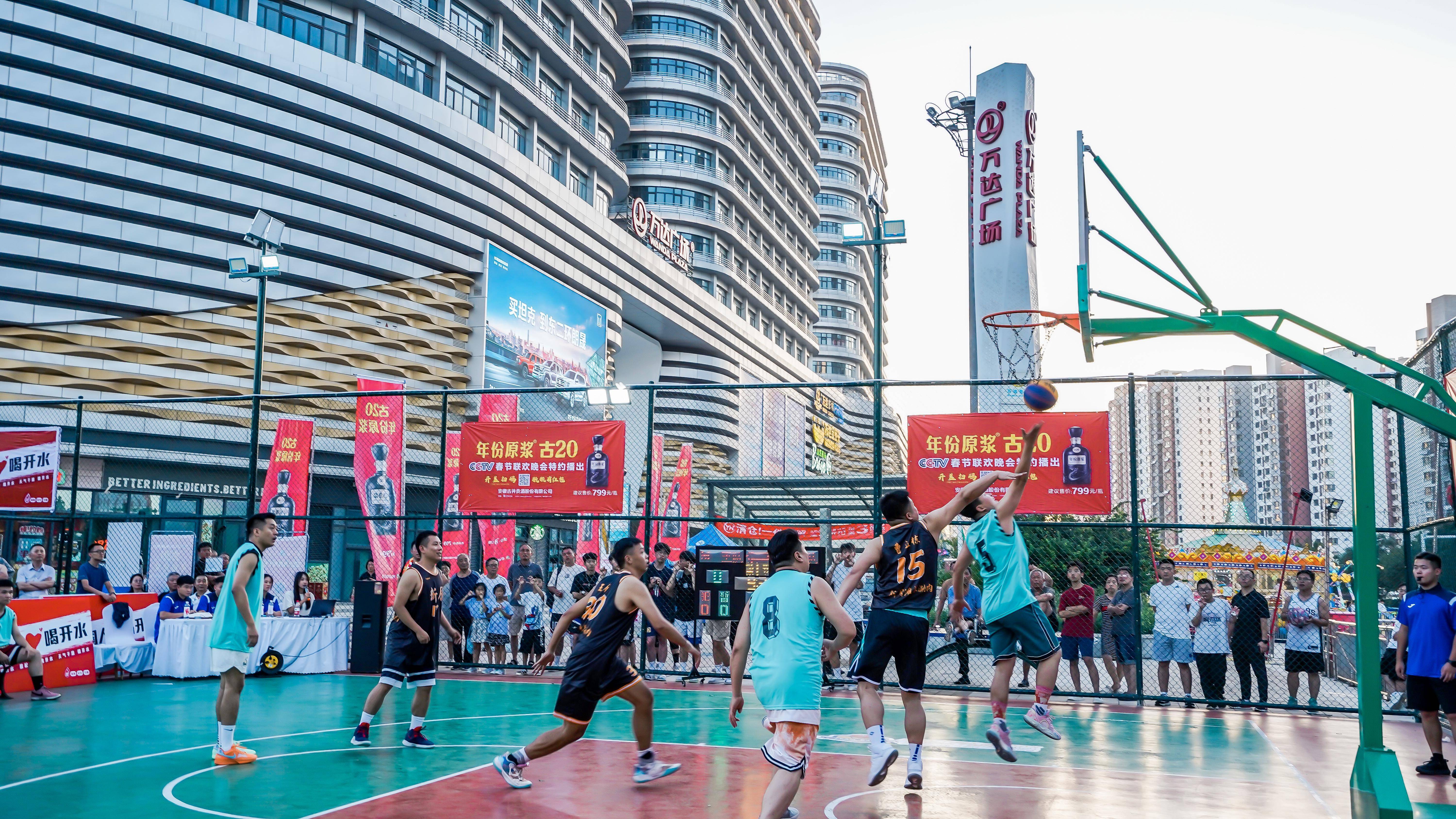 体育场馆内篮球赛事精彩纷呈,现场热闹非凡 体育场馆内篮球赛事精彩纷呈,现场热闹非凡