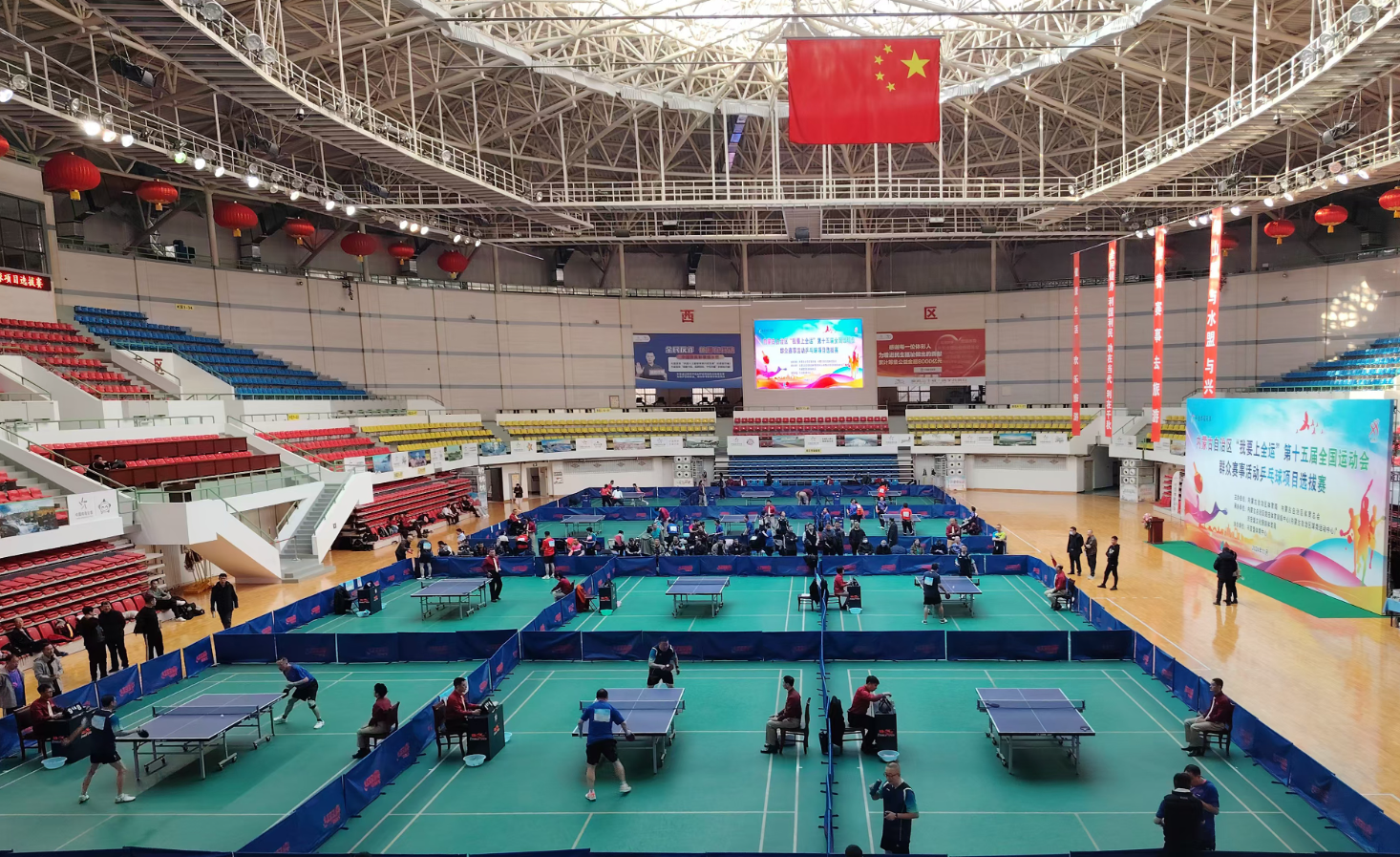 观众热情高涨,比赛气氛热烈不断 观众热情高涨,比赛气氛热烈不断