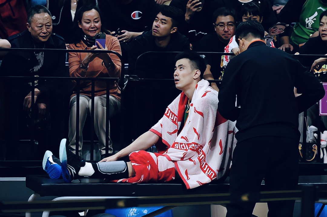 关于杨明在比赛中不幸受伤,球队面临重大挑战的信息 关于杨明在比赛中不幸受伤,球队面临重大挑战的信息