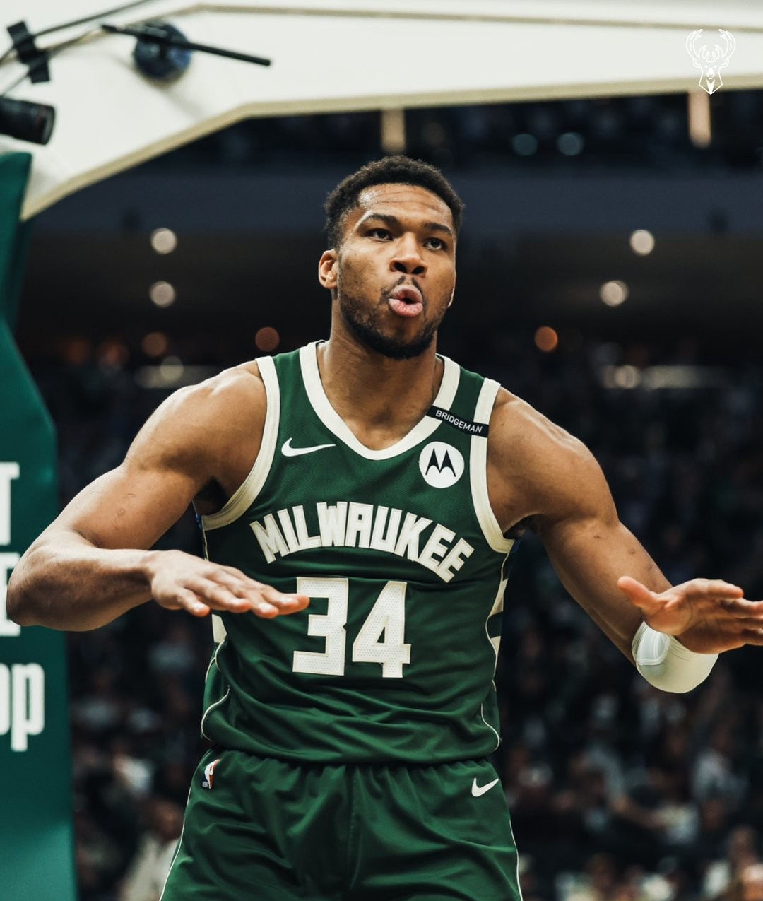 1xBit体育链接-雄鹿主帅赞扬字母哥表现：他是一名真正的领袖