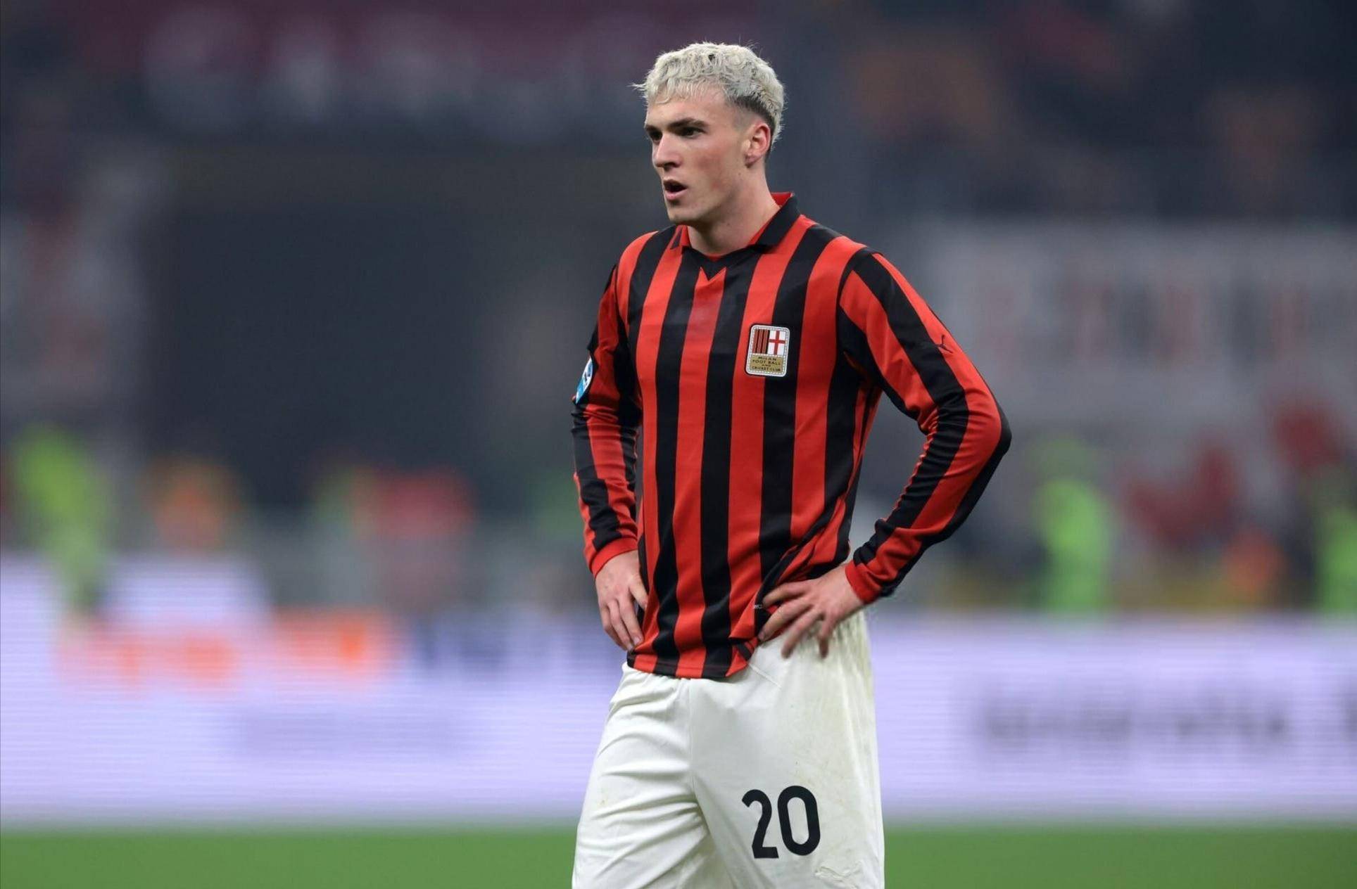 AC米兰球队签下新后卫,加强后防实力的简单介绍 AC米兰球队签下新后卫,加强后防实力的简单介绍